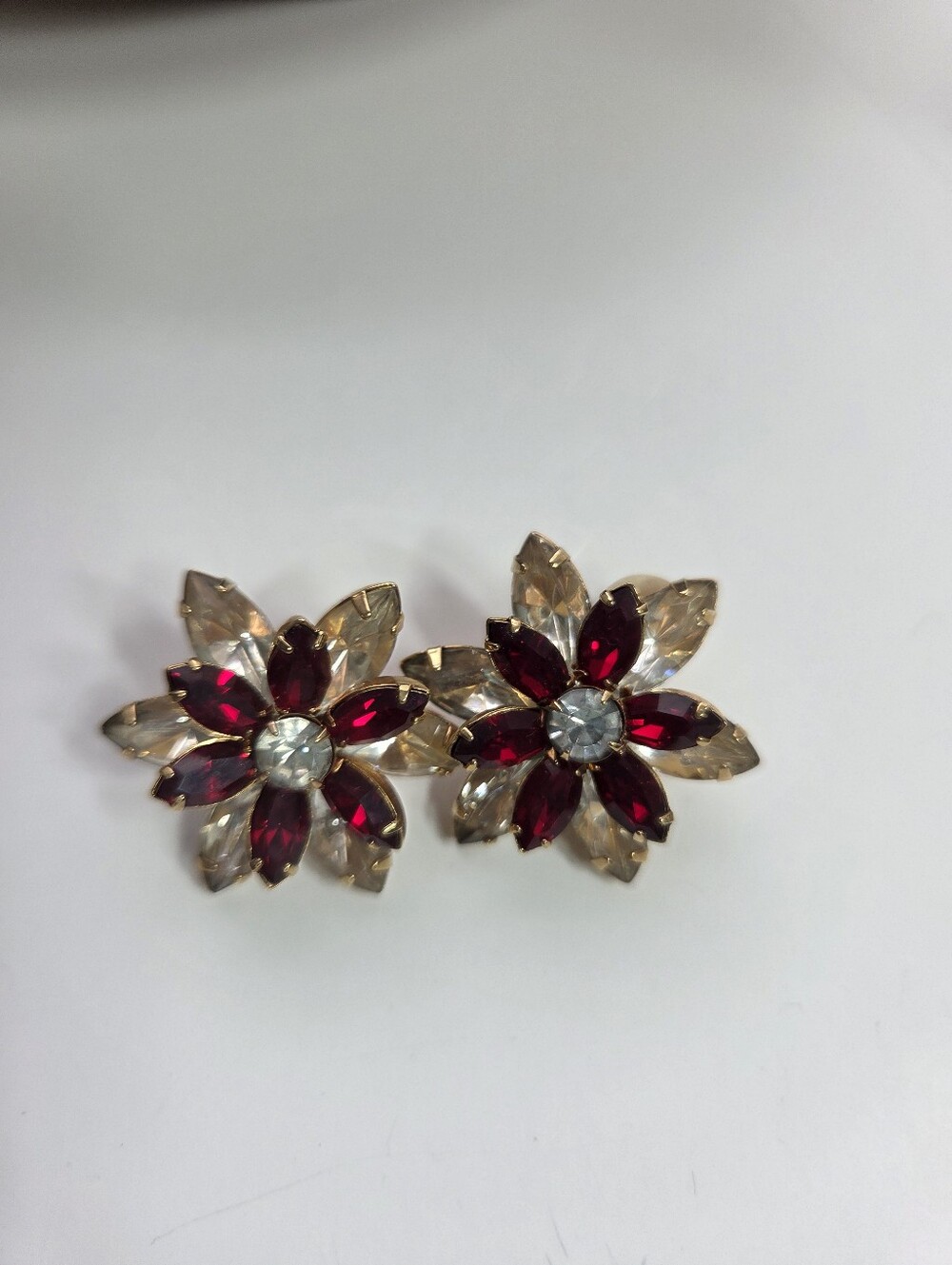 vtg red clear overstated flower petal rhinestone clip earrings gold tone floral